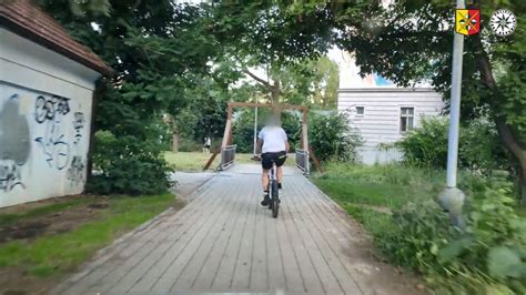 cyklista v daždi s blatníkmi