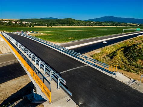 Detailný pohľad na vrstvy modernej cestnej konštrukcie
