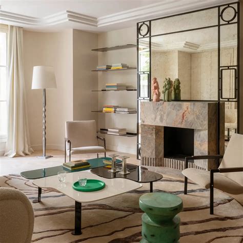 Secesný interiér s obnovenými prvkami a moderným nábytkom