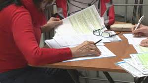 Ilustrácia rodiny pri podávaní mesačných platieb za byt