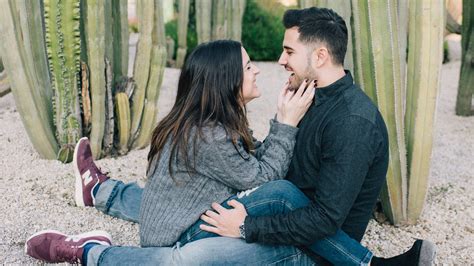 Žena s výrazným sebavedomím a úsmevom