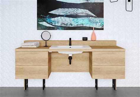 Ilustrácia špecialistu pomáhajúceho zákazníkovi s výberom kúpeľňového vybavenia