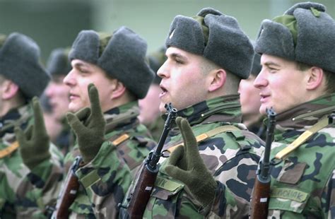 Rekrut Švajčiarskej gardy pri skladaní prísahy