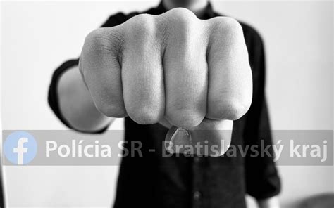 Muž podávajúci ruku druhému