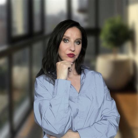 Ilustrácia dvoch ľudí si podávajúcich ruky pri podpise zmluvy