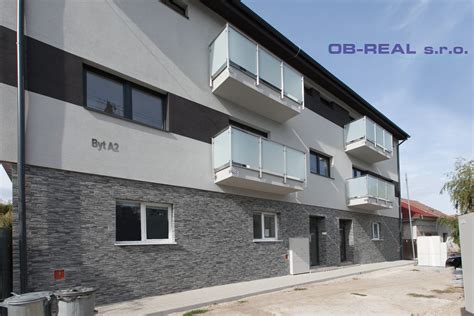 Moderná novostavba bytového domu s balkónmi