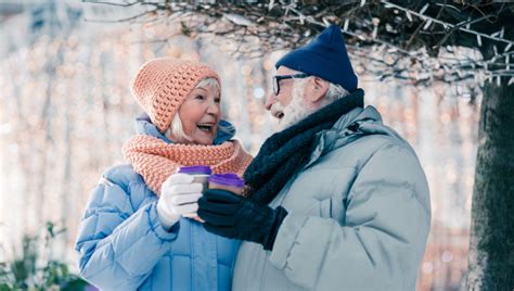 Starší pár na prechádzke