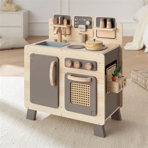 Detail drevenej detskej kuchynky s príslušenstvom