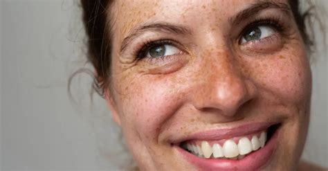 Žena s úsmevom a prirodzenou krásou