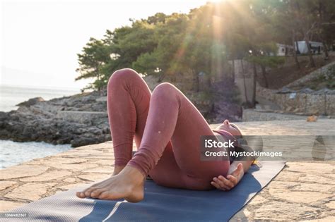 Žena cvičí jogu v prírode