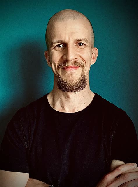 Žena s úsmevom a prirodzenou energiou