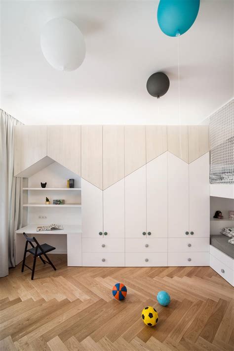 Minimalistický interiér s úložnými priestormi