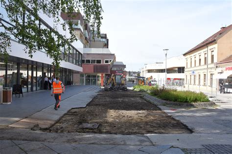 Ilustračná fotografia rušnej pešej zóny v centre mesta
