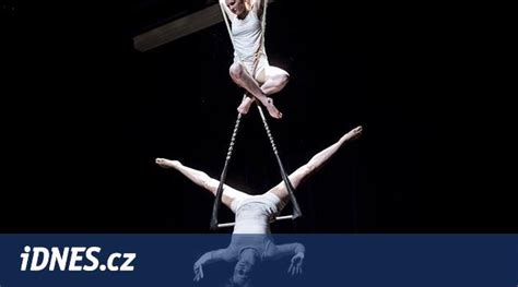 Moderný cirkusový performer pri akrobacii