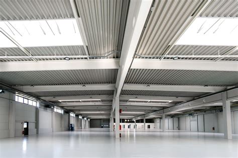 Priemyselná hala s administratívnou budovou