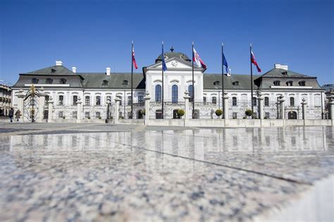 Slovinská vlajka a prezidentský palác v Ľubľane
