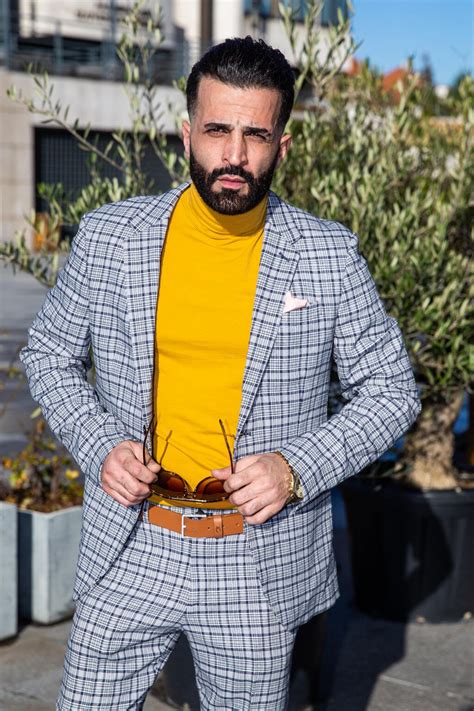 Reza Givili v obleku