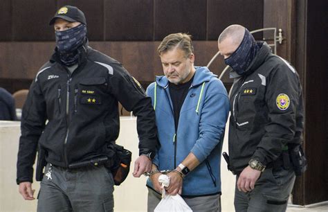 Infografika porovnávajúca práva obvineného a prokurátora