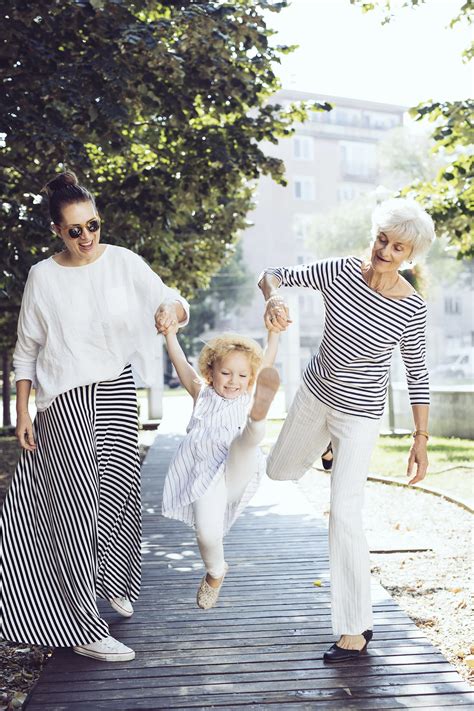 Osoba si potľapkáva po pleci pred zrkadlom