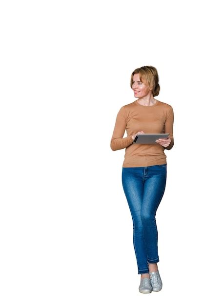 Osoba stojaca na zastávke a pozerajúca do diaľky, bez mobilu v ruke