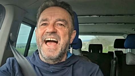 Ilustrácia človeka, ktorý podáva štafetovú palicu