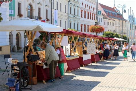 Remeselníci pracujúci na rekonštrukcii