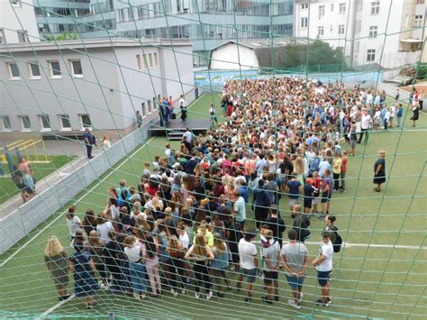 Gymnázium Jána Papánka na Vazovovej ulici
