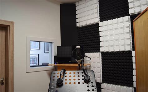 Ilustrácia interiéru moderného domáceho nahrávacieho štúdia