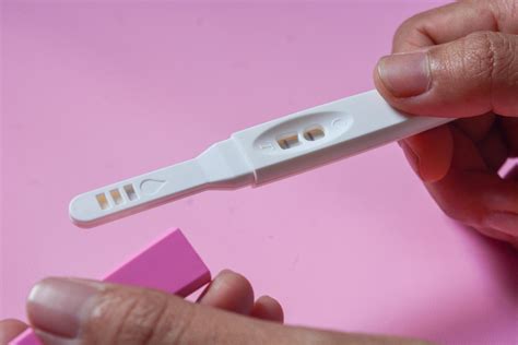 Žena drží v ruke negatívny tehotenský test