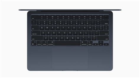 Interiér MacBooku s detailom na klávesnicu a komponenty