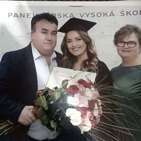 Ilustrácia dvoch ľudí, kde jeden pôsobí unaveno a druhý energicky