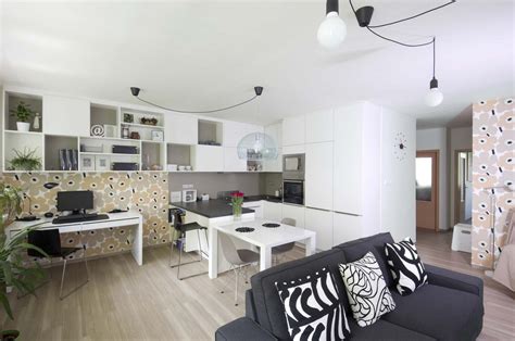 Interiér panelákového bytu s priznaným betónom a farebnými akcentmi