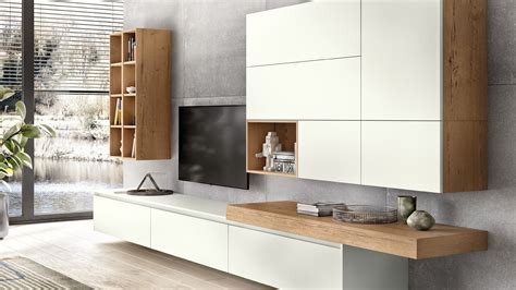 Otvorený koncept obývacej izby s minimalistickým nábytkom