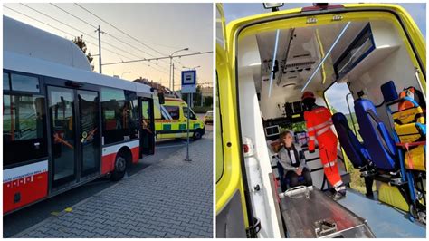 Ilustračná fotografia moderného kĺbového autobusu na ulici