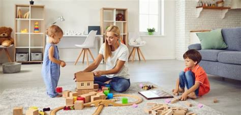 Rodina s viacerými deťmi, ktoré sa hrajú spolu