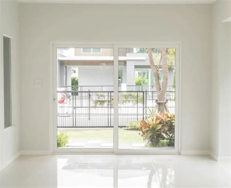 Francúzske okno s výhľadom do záhrady