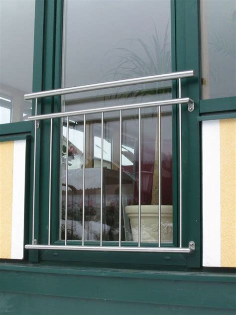 Francúzsky balkón s kvetinovou výzdobou