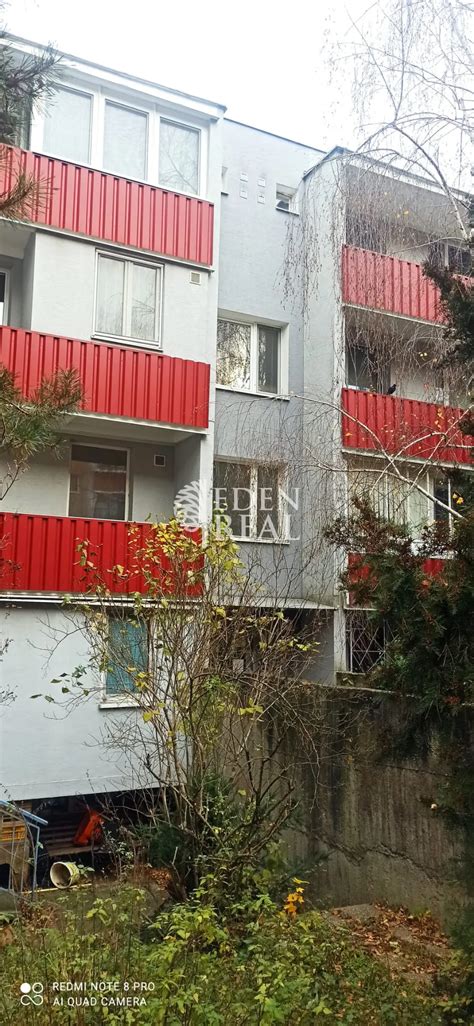 Ilustrácia človeka meditujúceho v pokojnom prostredí