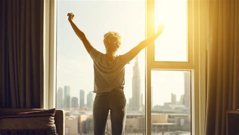 žena sediaca pri okne a premyslená