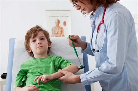 Ilustrácia pacienta u neurológa, ktorý vykonáva neurologické vyšetrenie