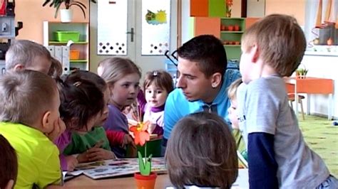 Učiteľka s deťmi v materskej škole