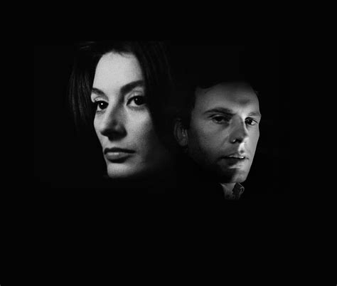 Ilustrácia dvoch postáv, muž a žena, stojacich oproti sebe s prepojenými srdcami.