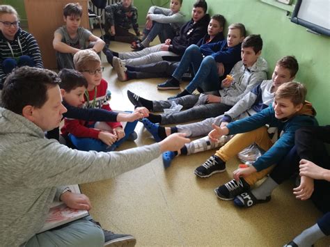 Rodič diskutujúci s učiteľom