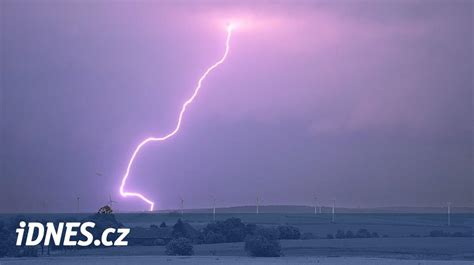 Ilustrácia úderu blesku do oblohy