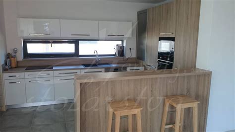 Kuchynská linka s barovým pultom