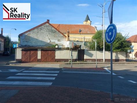 Ulica v centre mesta Čadca s obchodmi