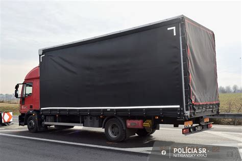 Ilustrácia digitálneho tachografu v kabíne nákladného vozidla