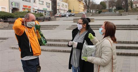 Ľudia pomáhajúci si navzájom