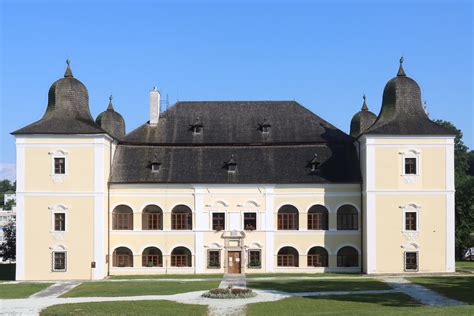 Archívna fotografia Kultúrneho domu v Hanušovciach nad Topľou
