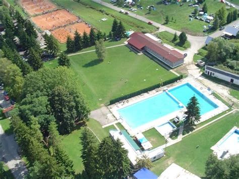 Fotografia chatiek v areáli ŠRZ Drienok Mošovce